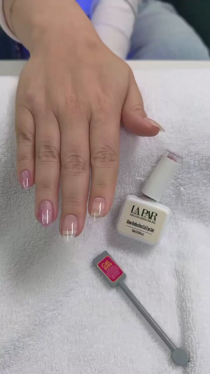 Video of the application of the glow reflective cat eye gel polish
